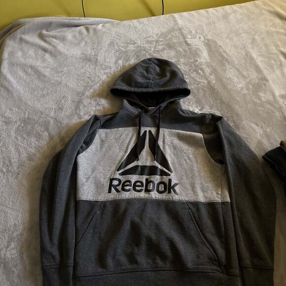 Reebok Gray & Black Pullover Hoodie Sweatshirt Men's Medium - Picture 1 of 2